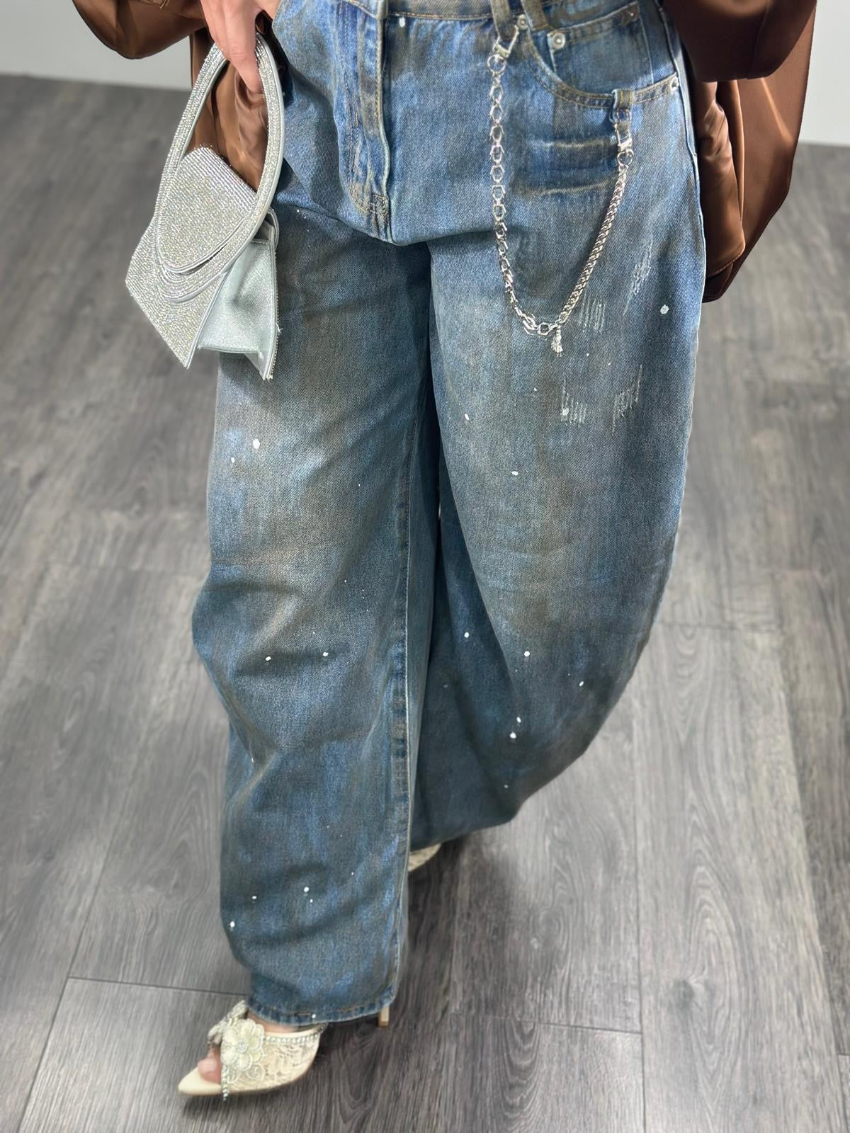 Jeans CHOCOLATE oversize con catena e macchie di colore