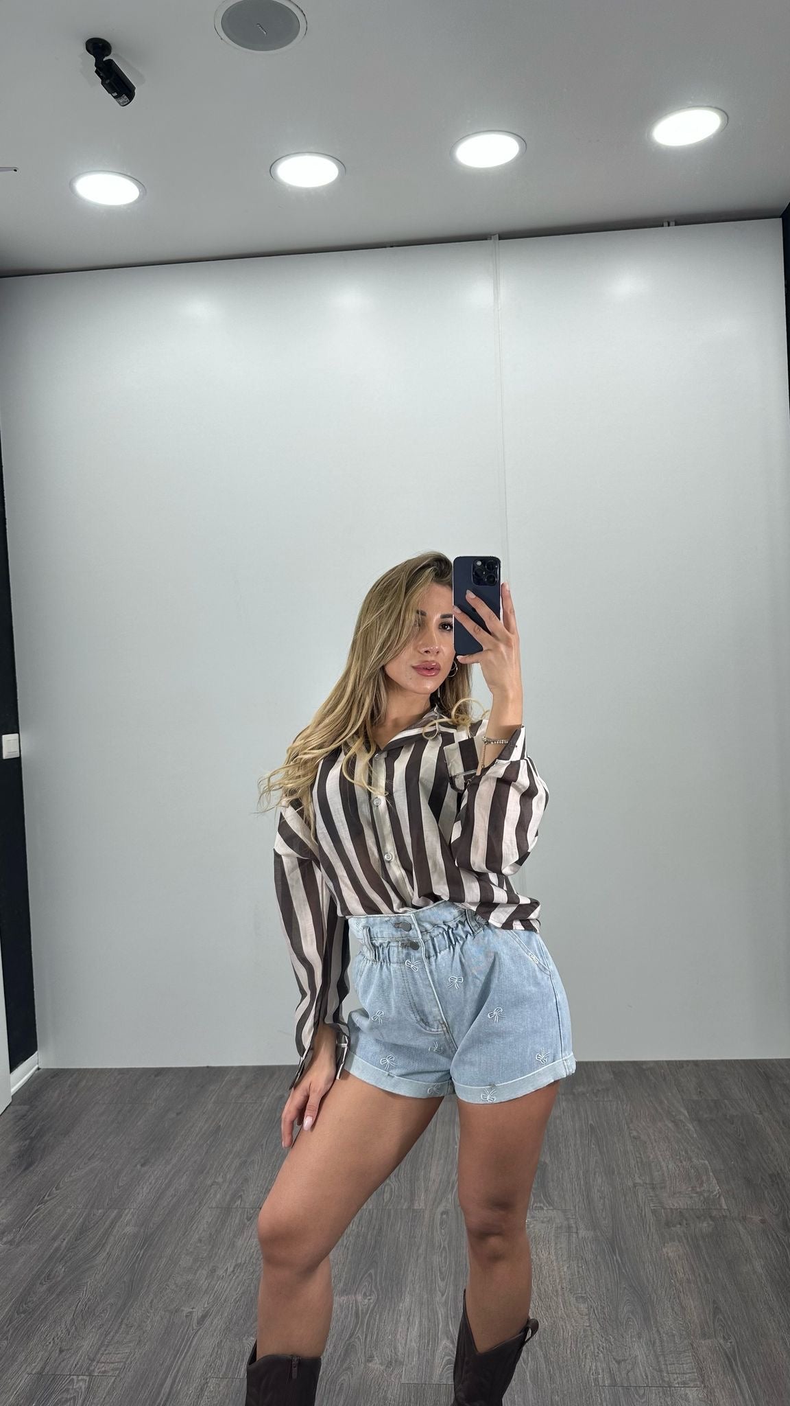 Short in denim con fiocchi