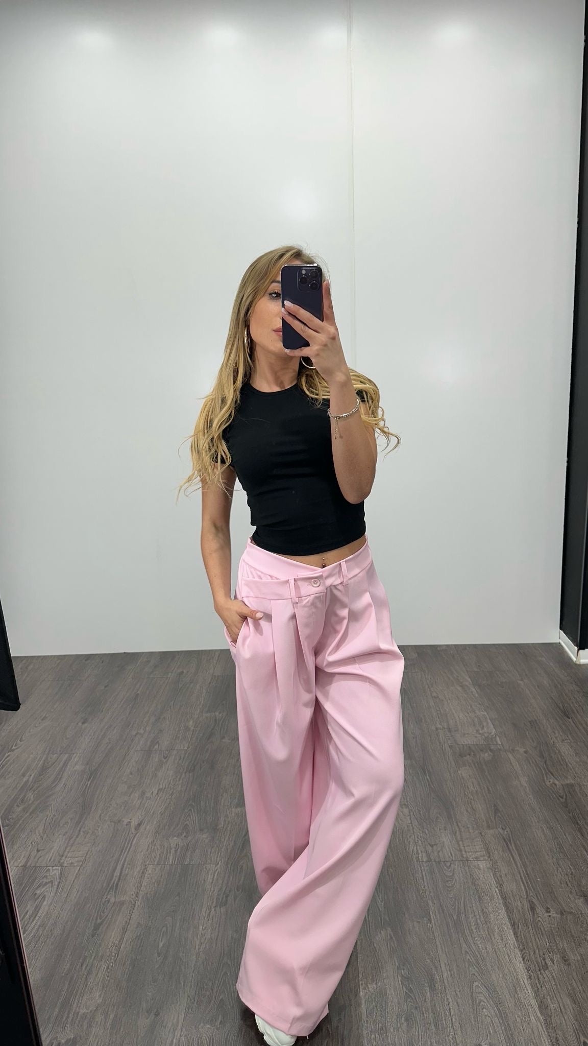 Pantaloni con chiusura asimmetrica