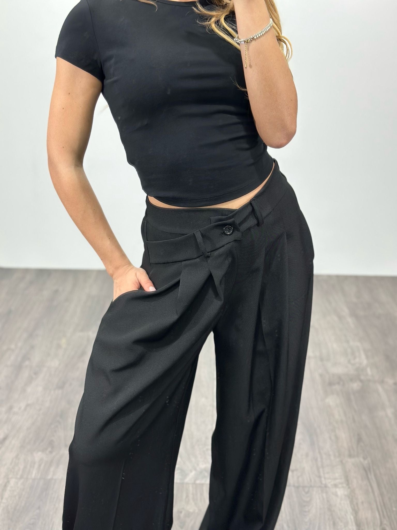 Pantaloni con chiusura asimmetrica
