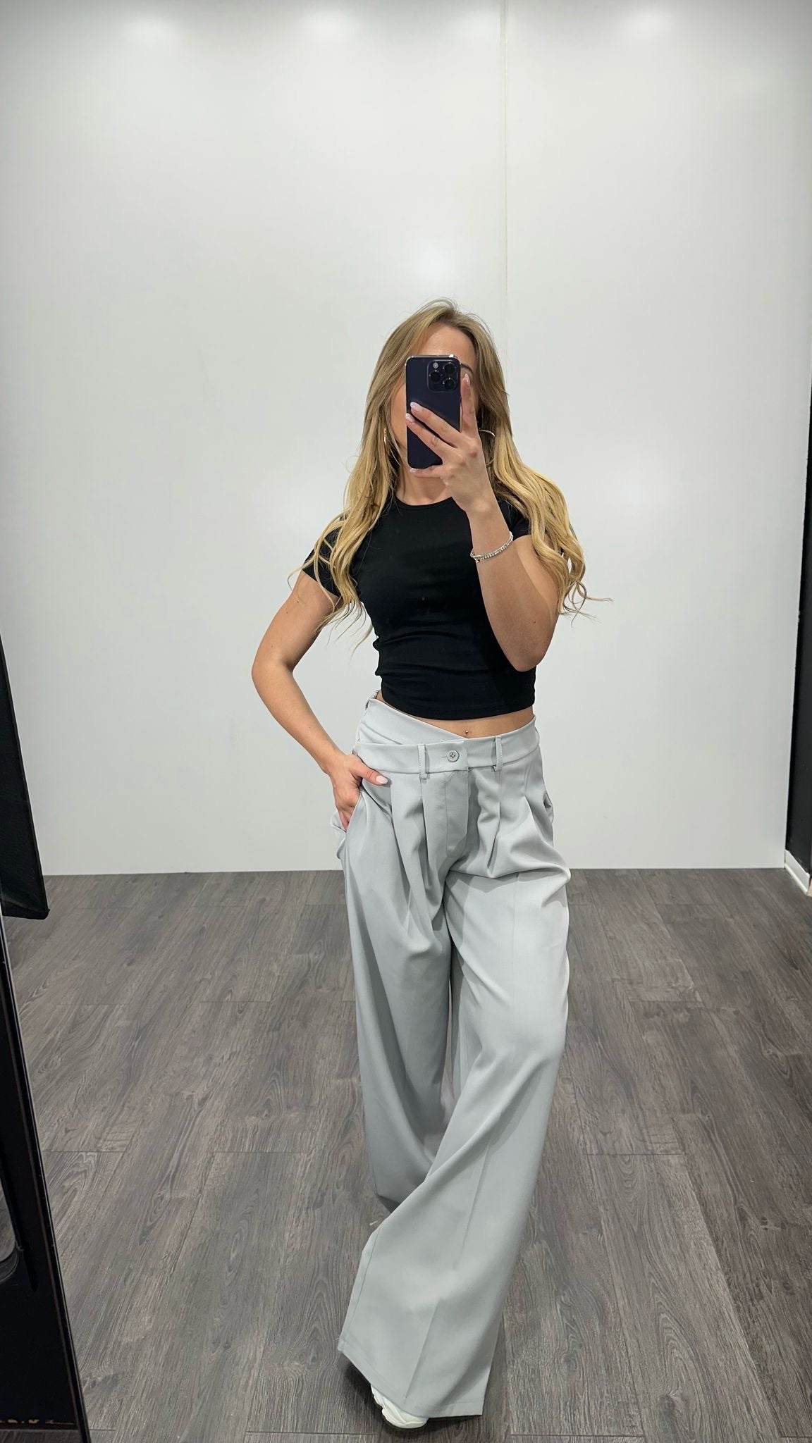 Pantaloni con chiusura asimmetrica