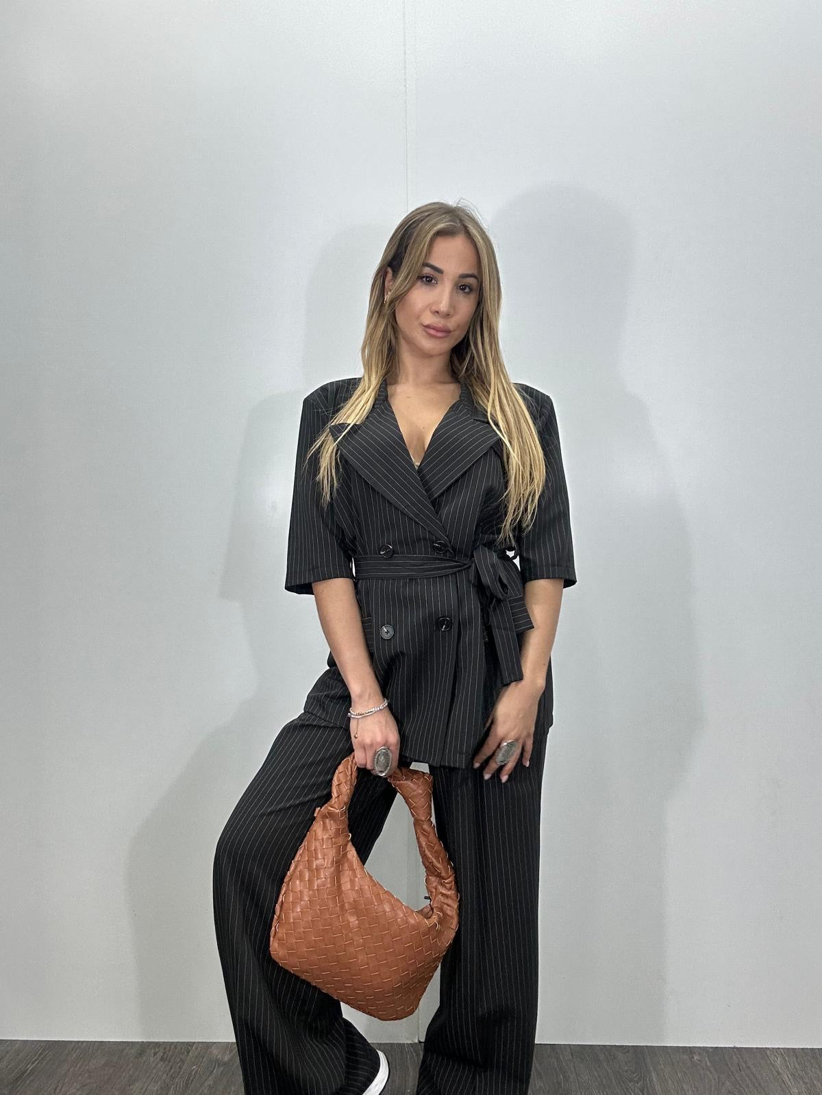 Tailleur mezza manica gessato con fusciacca