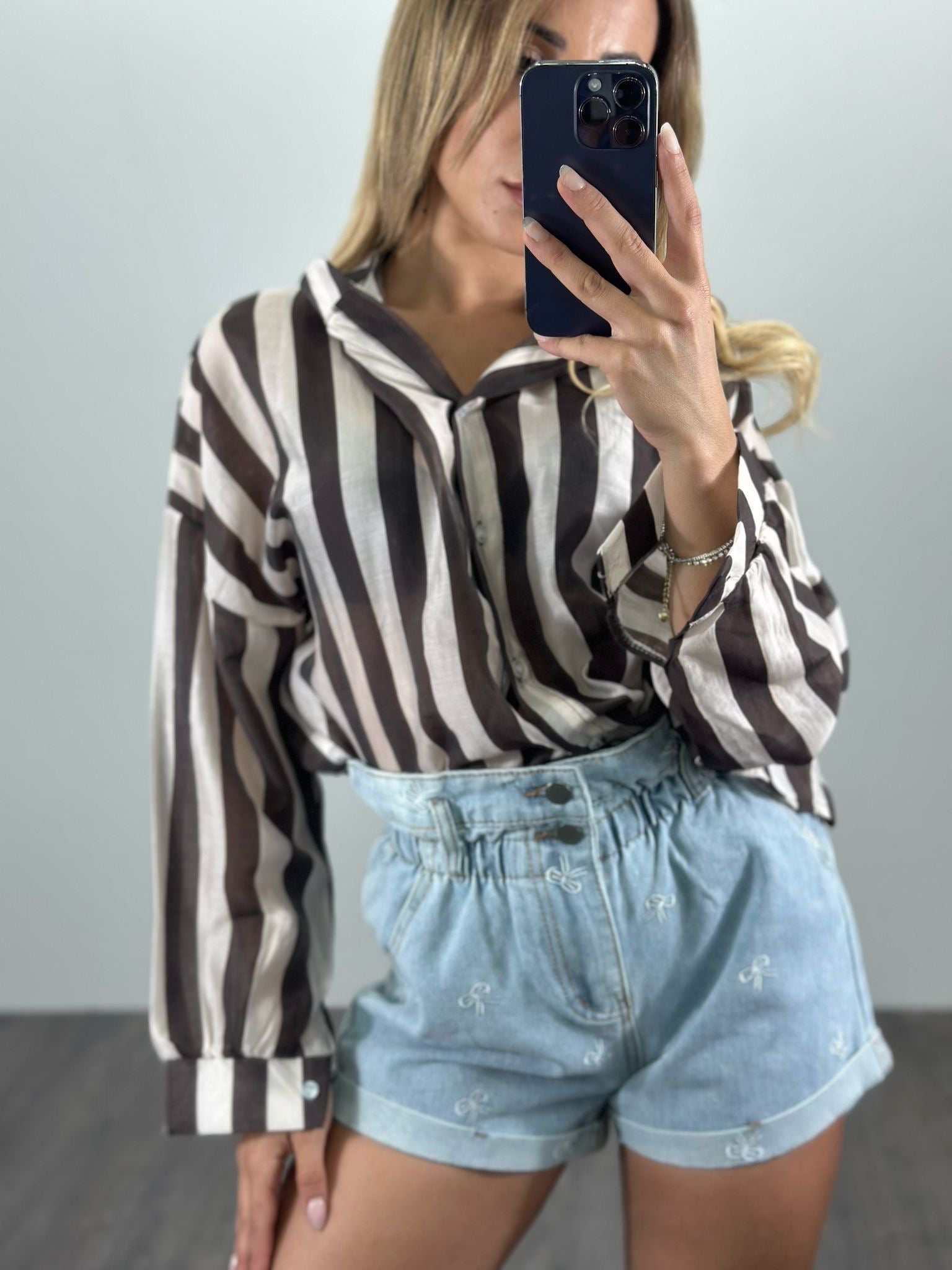 Short in denim con fiocchi