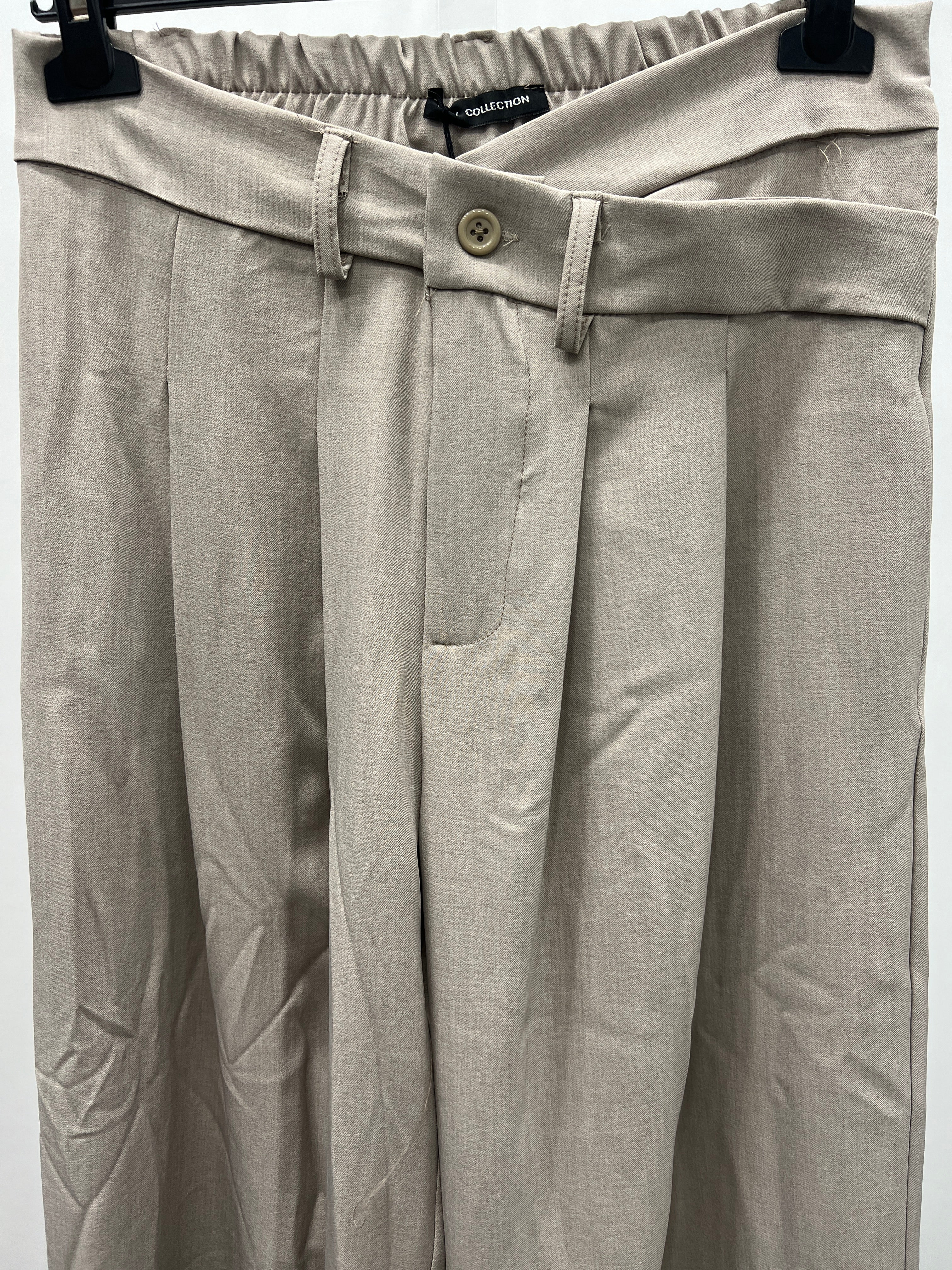 Pantaloni con chiusura asimmetrica