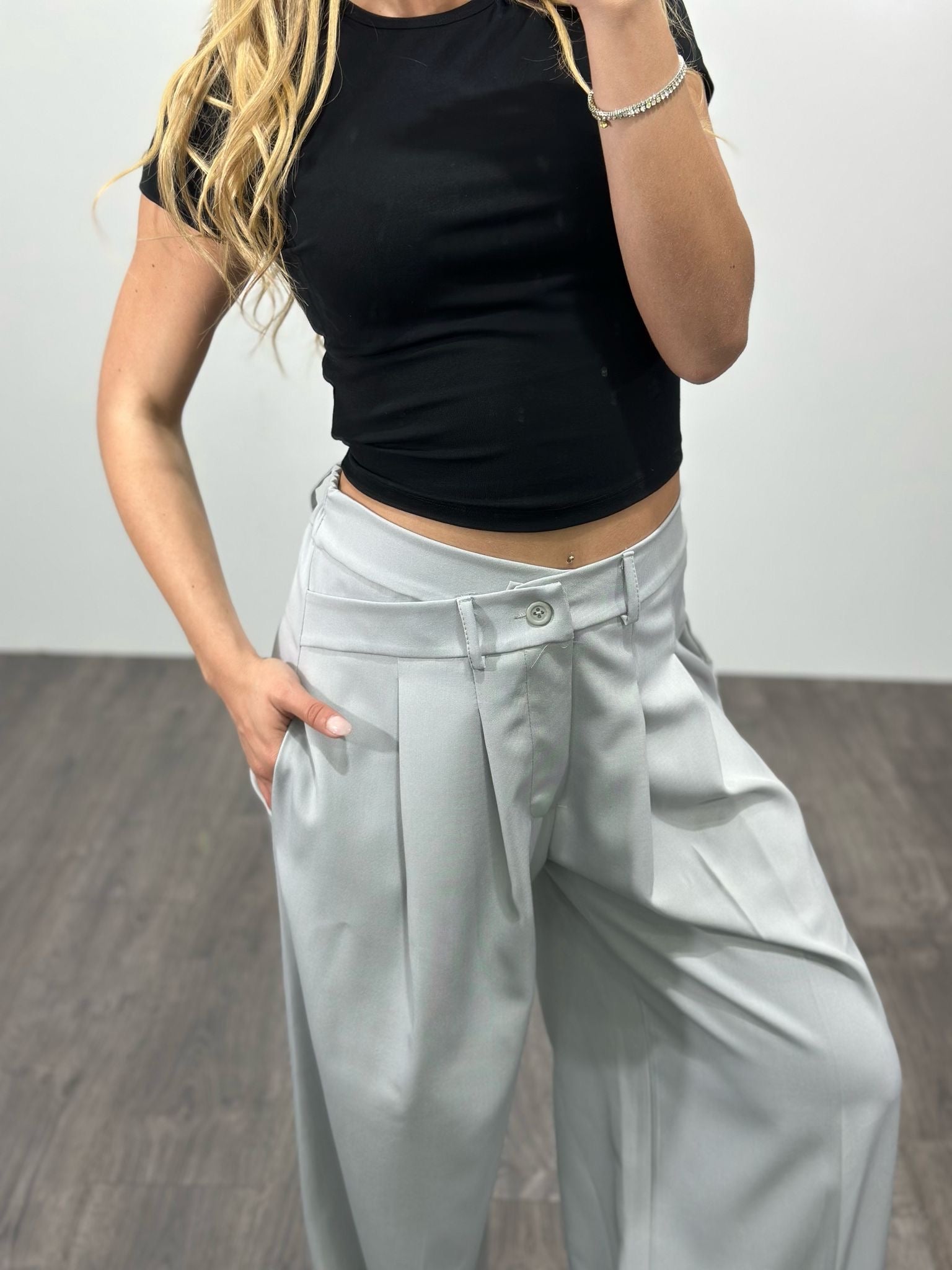 Pantaloni con chiusura asimmetrica