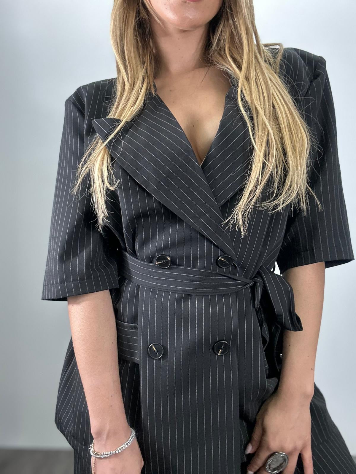 Tailleur mezza manica gessato con fusciacca