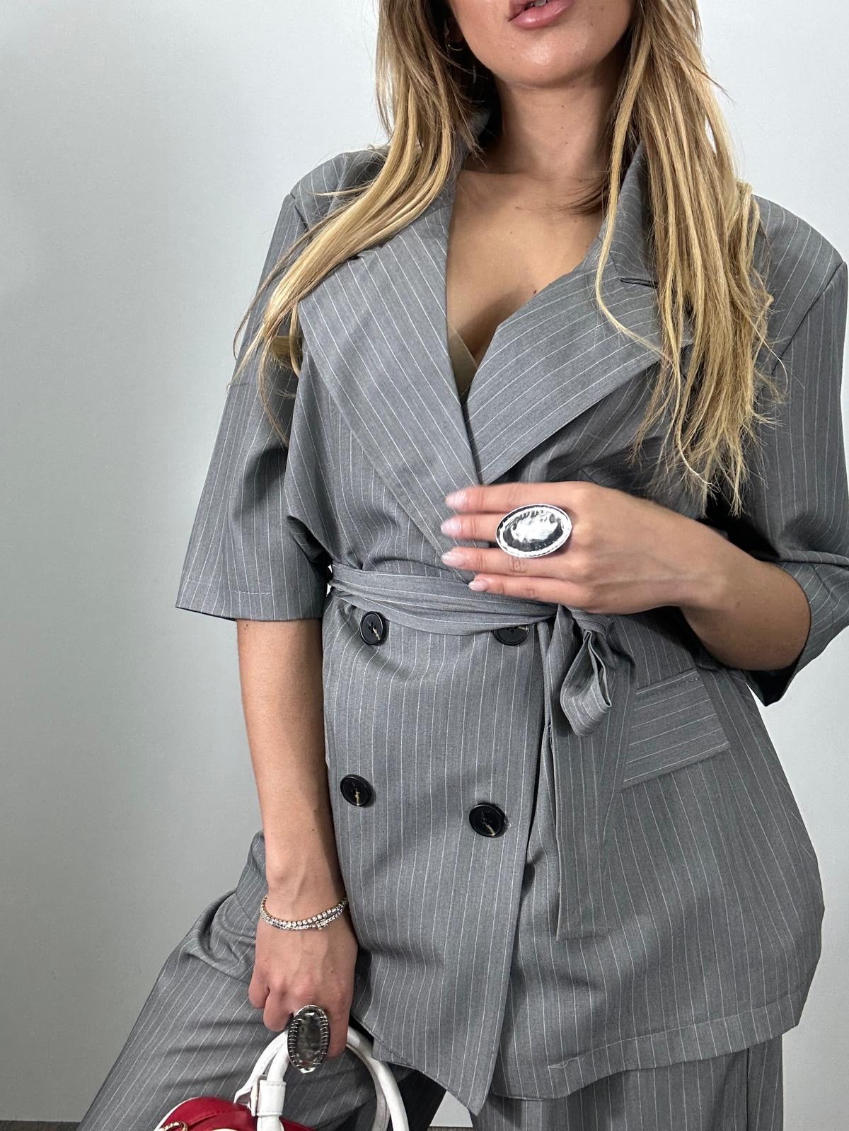 Tailleur mezza manica gessato con fusciacca