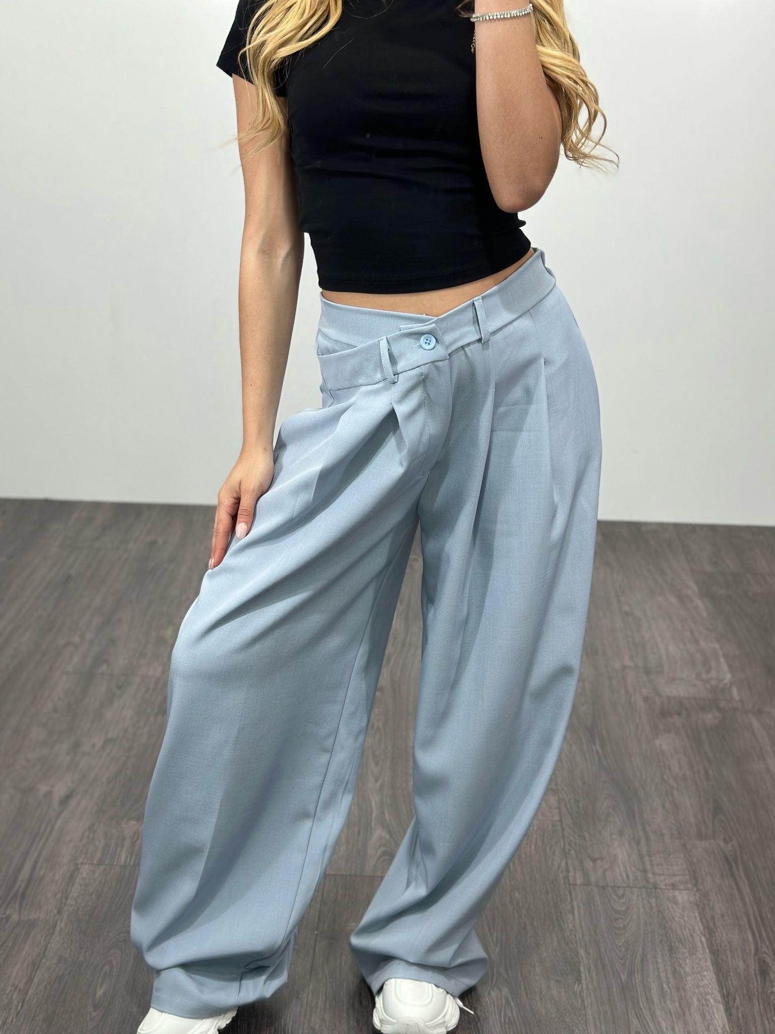 Pantaloni con chiusura asimmetrica