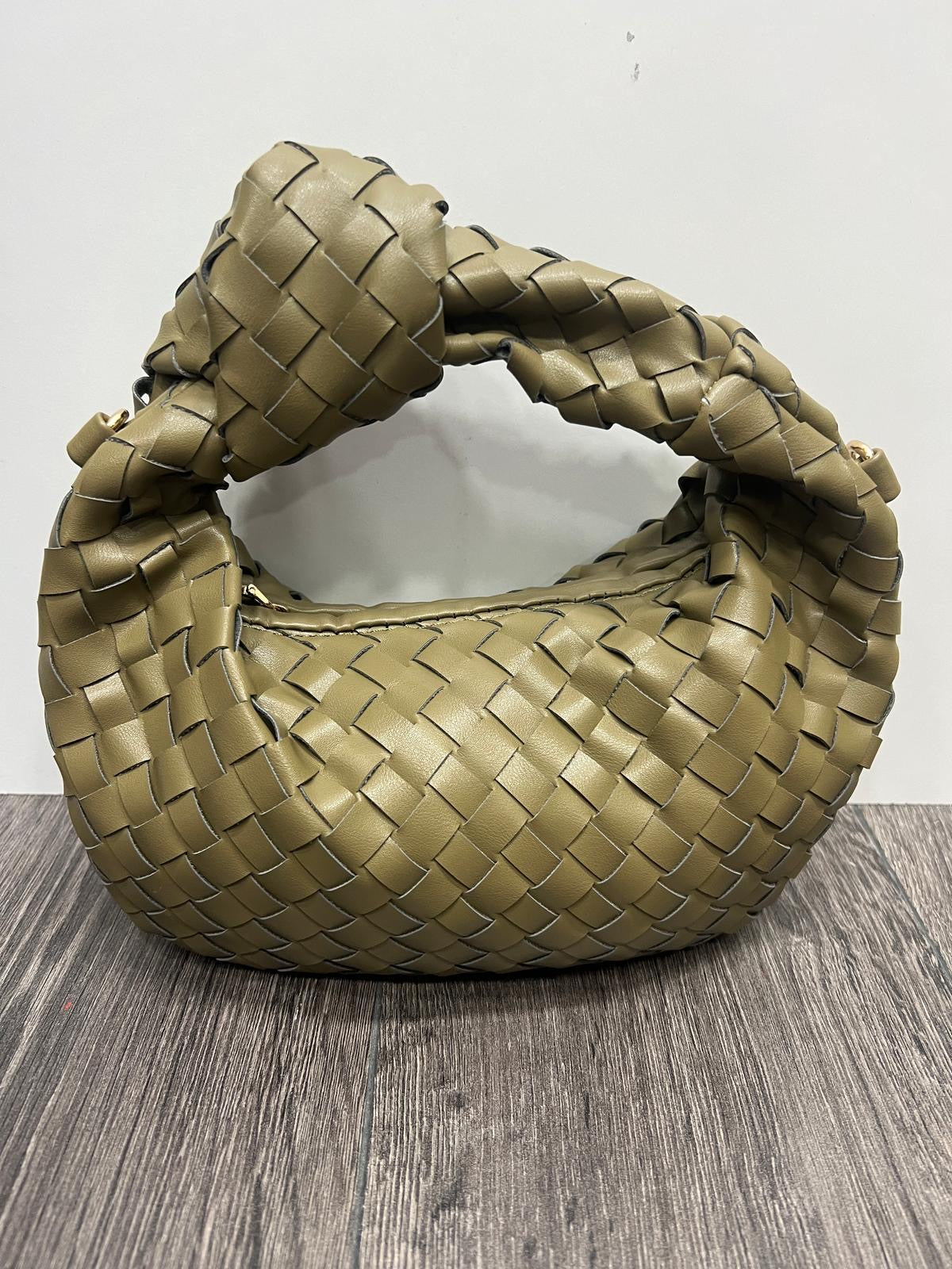 Borsa arrotondata con manico intrecciato