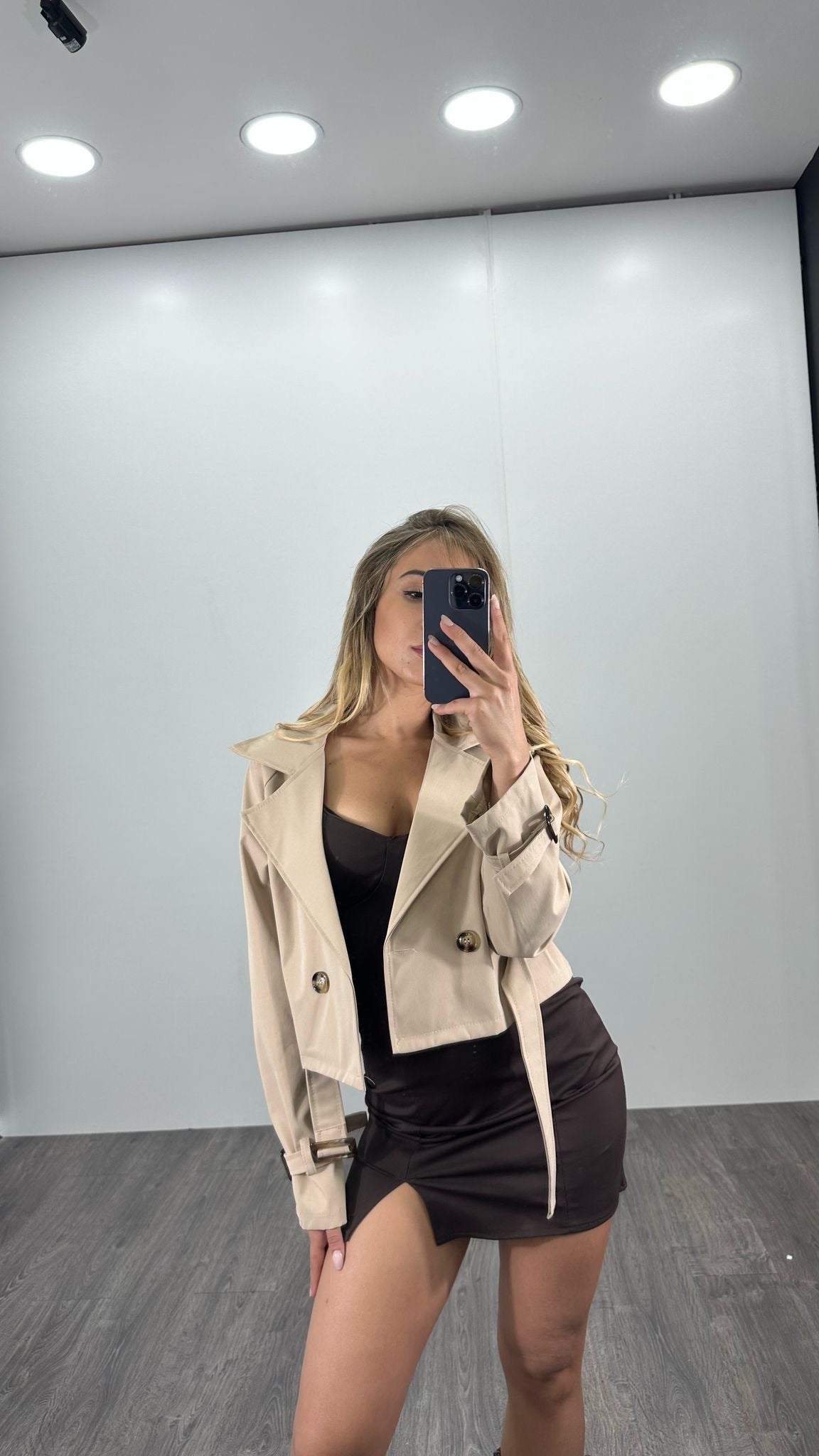 Trench crop con cintura