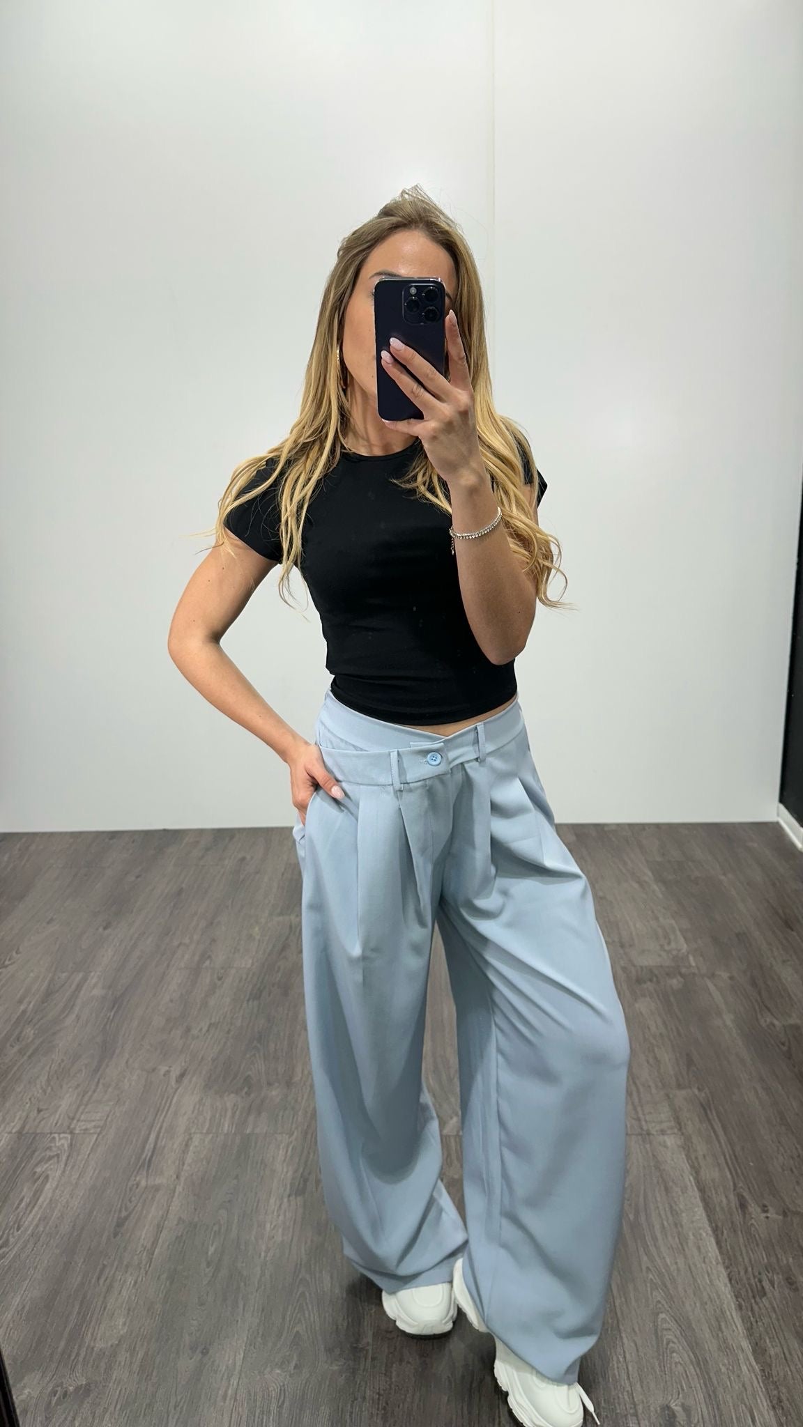 Pantaloni con chiusura asimmetrica