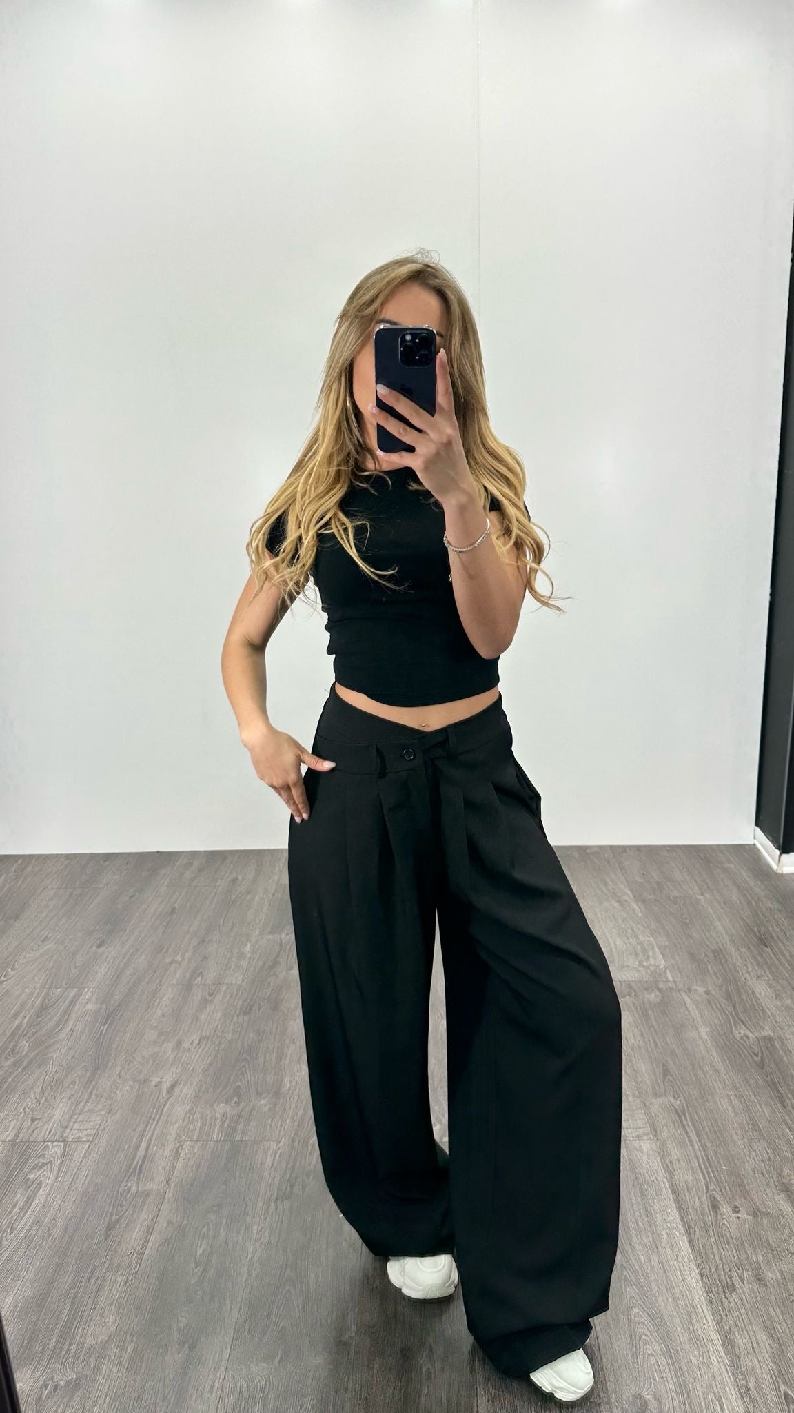Pantaloni con chiusura asimmetrica